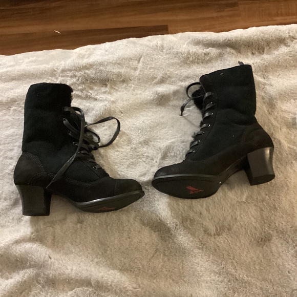NWOT black suede lace up, fur lined ankle boot size 36 - Picture 2 of 6